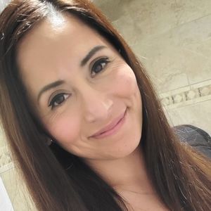 Meet your Posher, Adela